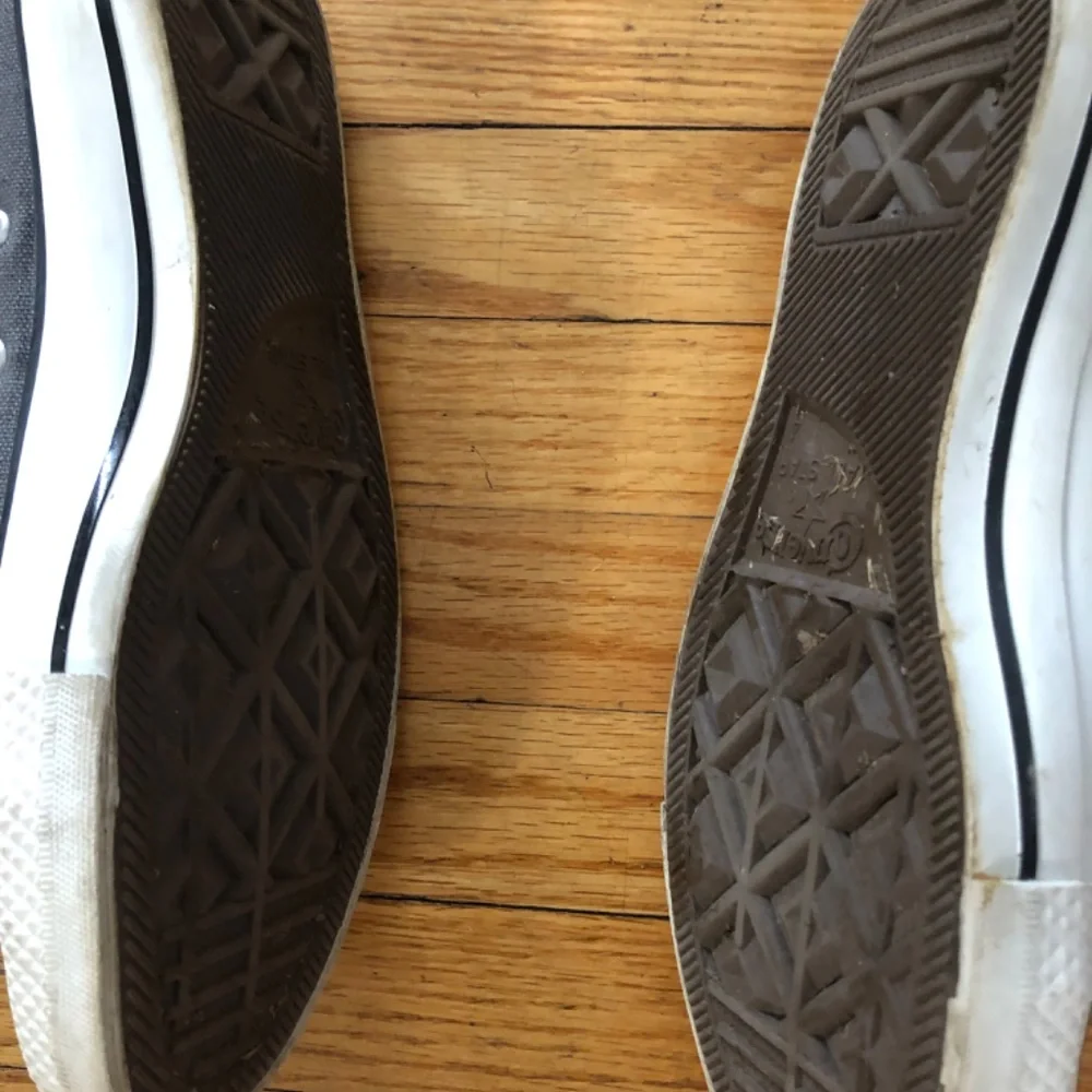 Converse, all-star, tennis shoes - Picture 3 of 5